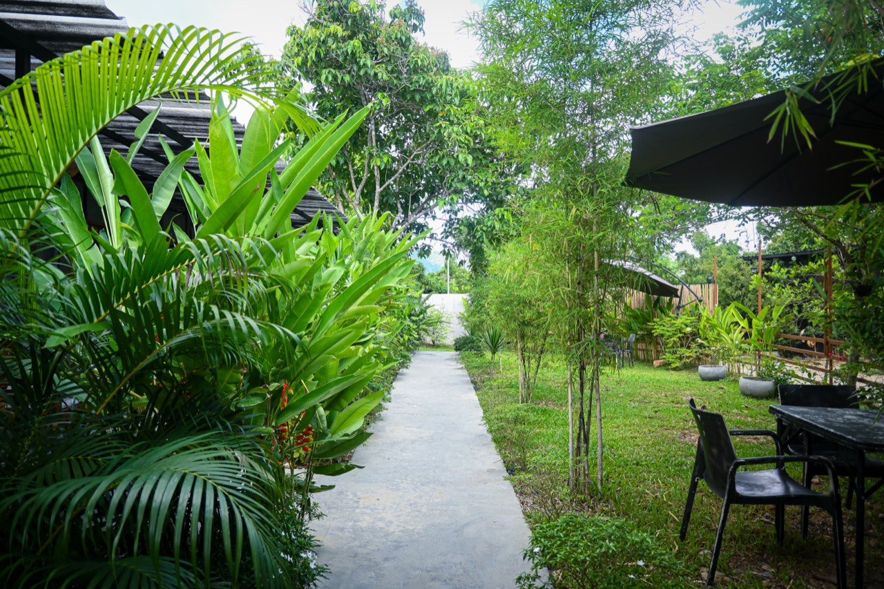 Casa Nacpan grounds